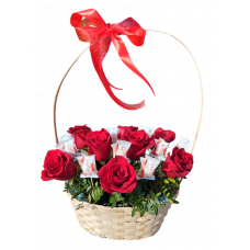 Корзина из красных роз и Raffaello